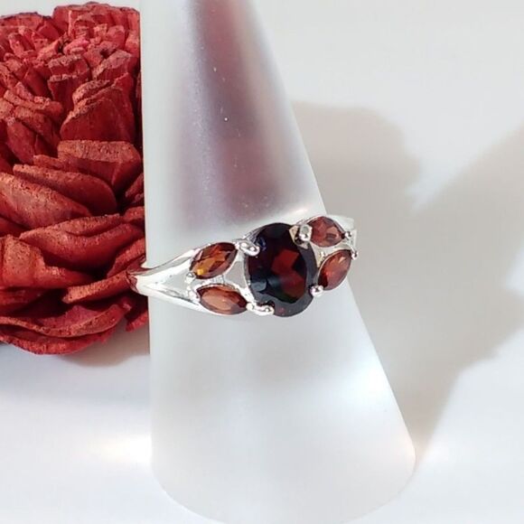 Garnet Ring 2 Carats tw Size 7 - Picture 2 of 6
